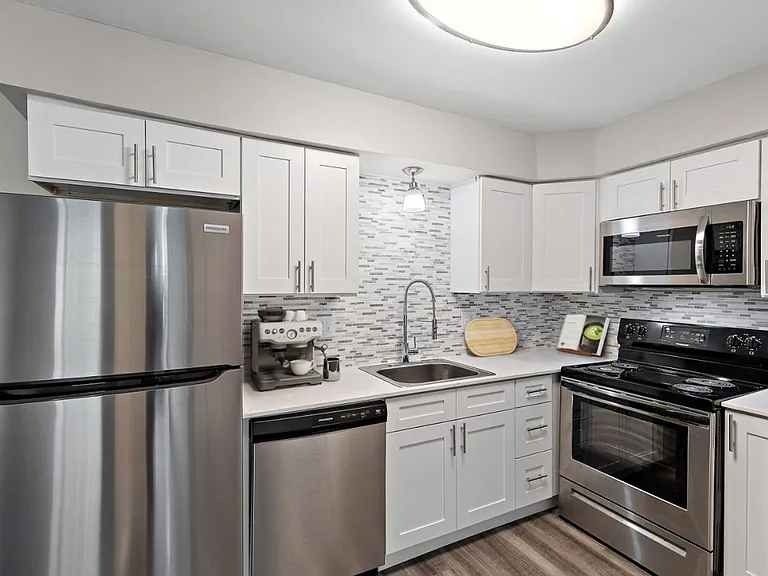 Hines Park Place Apartments — Photo 27
