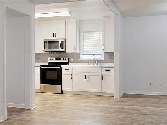 2nd image of 2202 Pioneer St