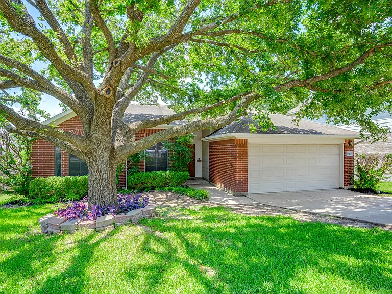 3625 Hawk Ridge St — Photo 2