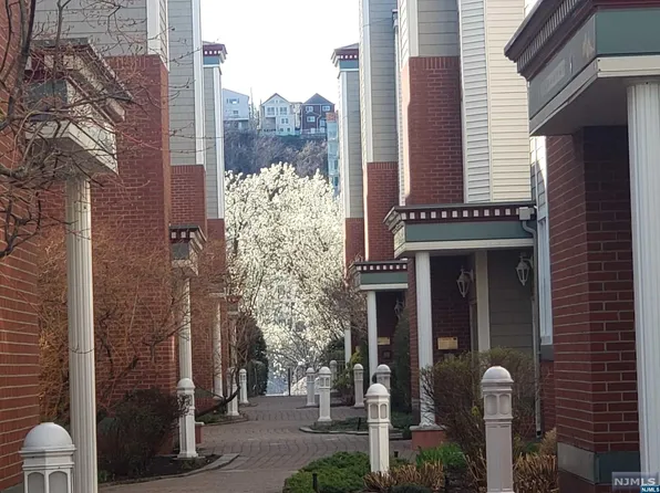 304 The Promenade, Edgewater, NJ 07020