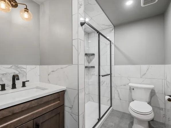 517 Clinton Street image 27 of 33