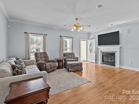3rd image of 165 Rebecca Ln