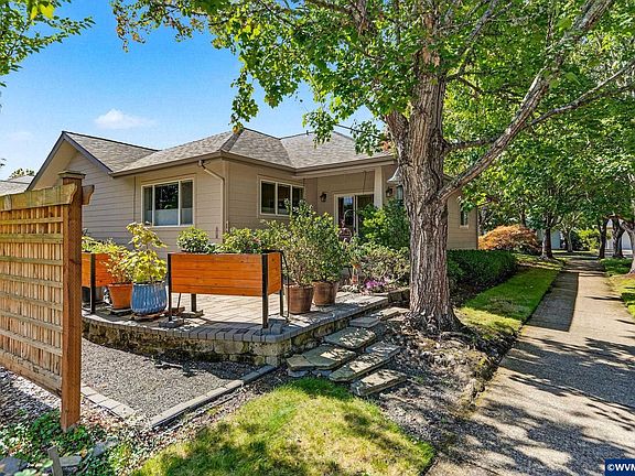 3rd image of 4884 SW Hollyhock Cir