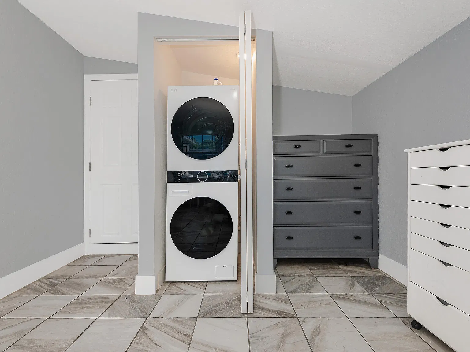 Studio, 1.0 bath, 650 sqft, $1,300 — Photo 3