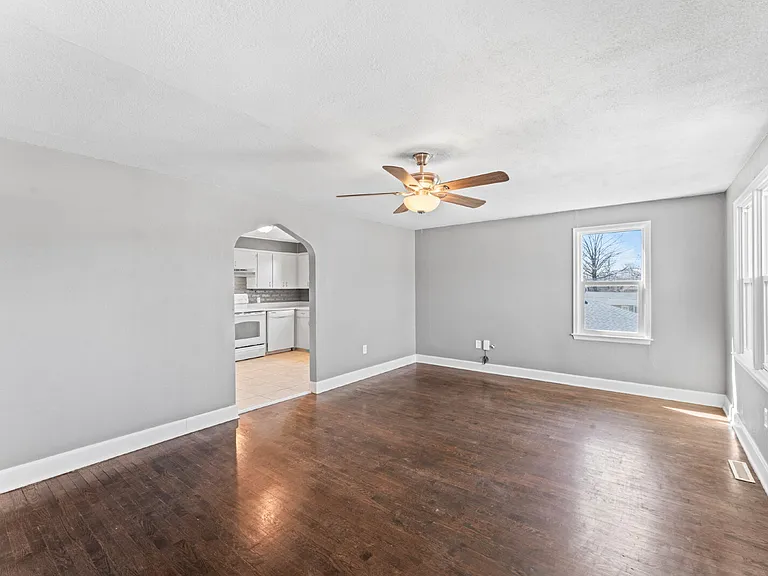 33085 W 82nd St — Photo 4