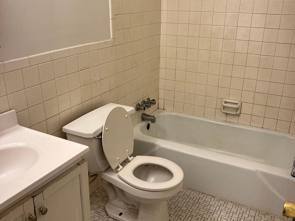 2nd image of 4200 N Arlington Ave #2