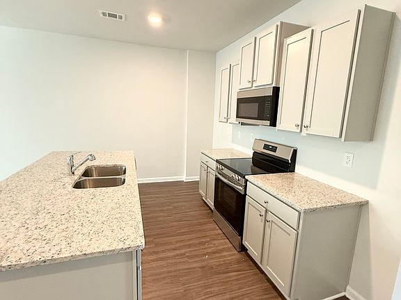 4th image of 233 Oakwood Dr #30