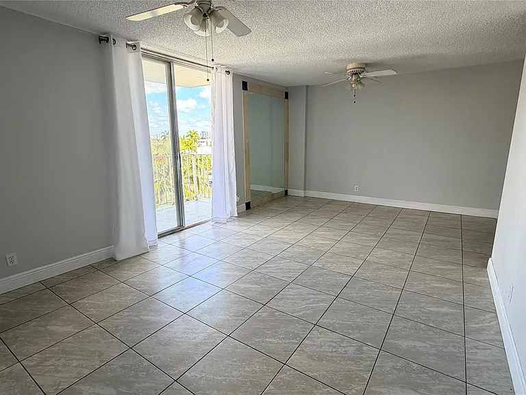 1731 SE 15th St #503 — Photo 3