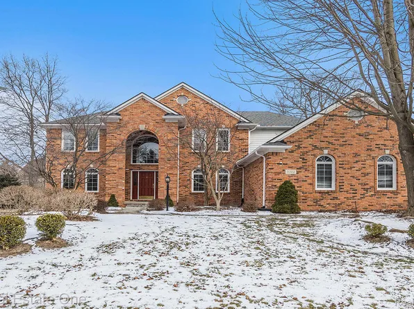 3702 Sleepy Fox Dr, Rochester Hills, MI 48309