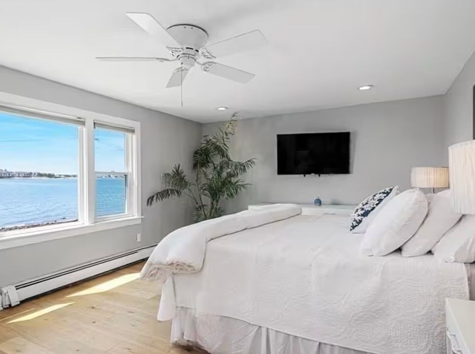 Main Bedroom with King-Size Bed
