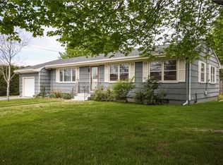 2 Winthrop Dr, Middletown, RI 02842