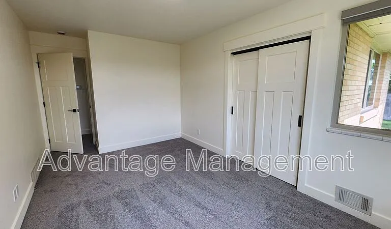167 W Center Earnshaw #B — Photo 9
