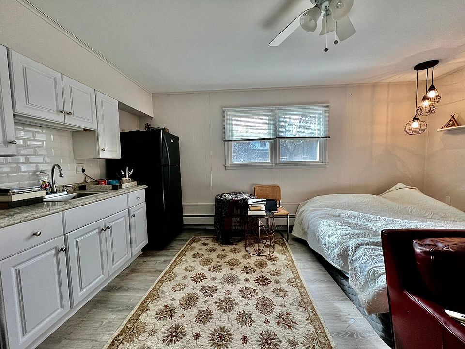 1st image of 19 Bradford Ave Floor 1