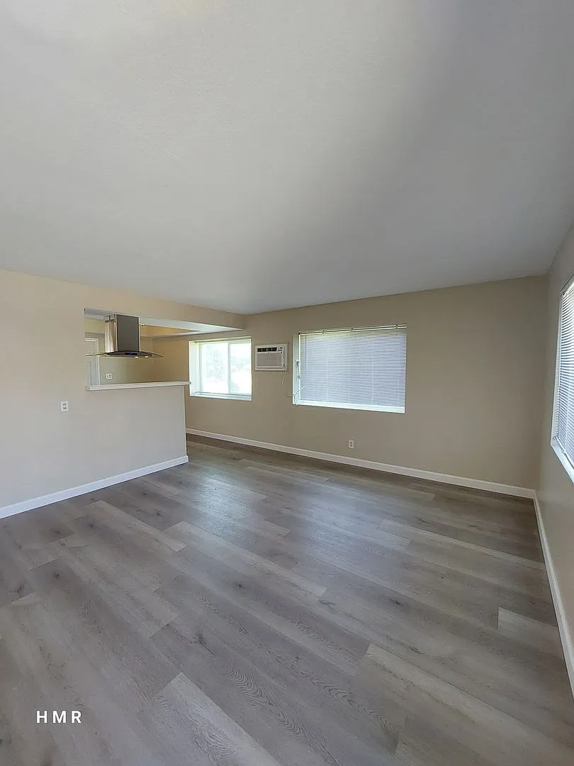 Stylish 2-Bedroom Duplex: Modern Upgrades & Prime Location — Photo 3