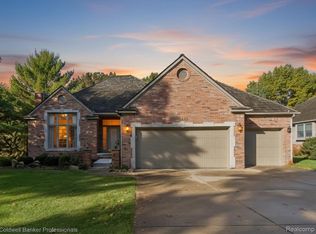 16482 Dawnlight Dr, Fenton, MI 48430