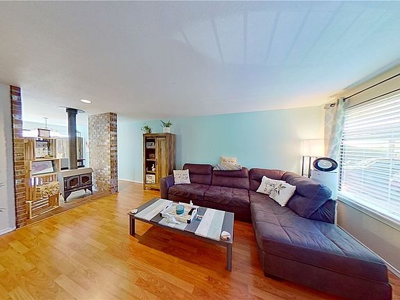 2nd image of 845 NW Huckle Dr Unit B