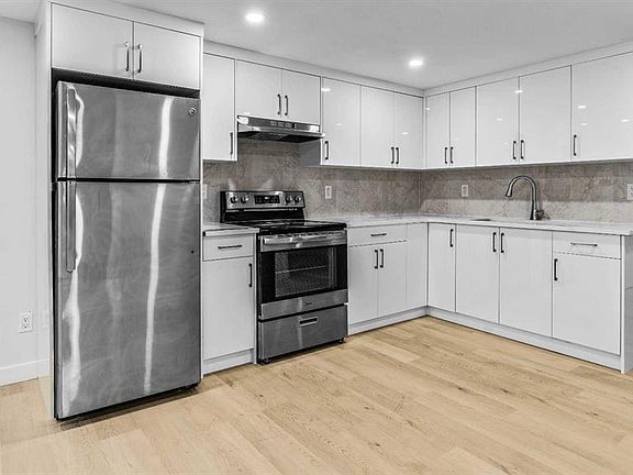 4th image of 48 W Doverglen Cres SE