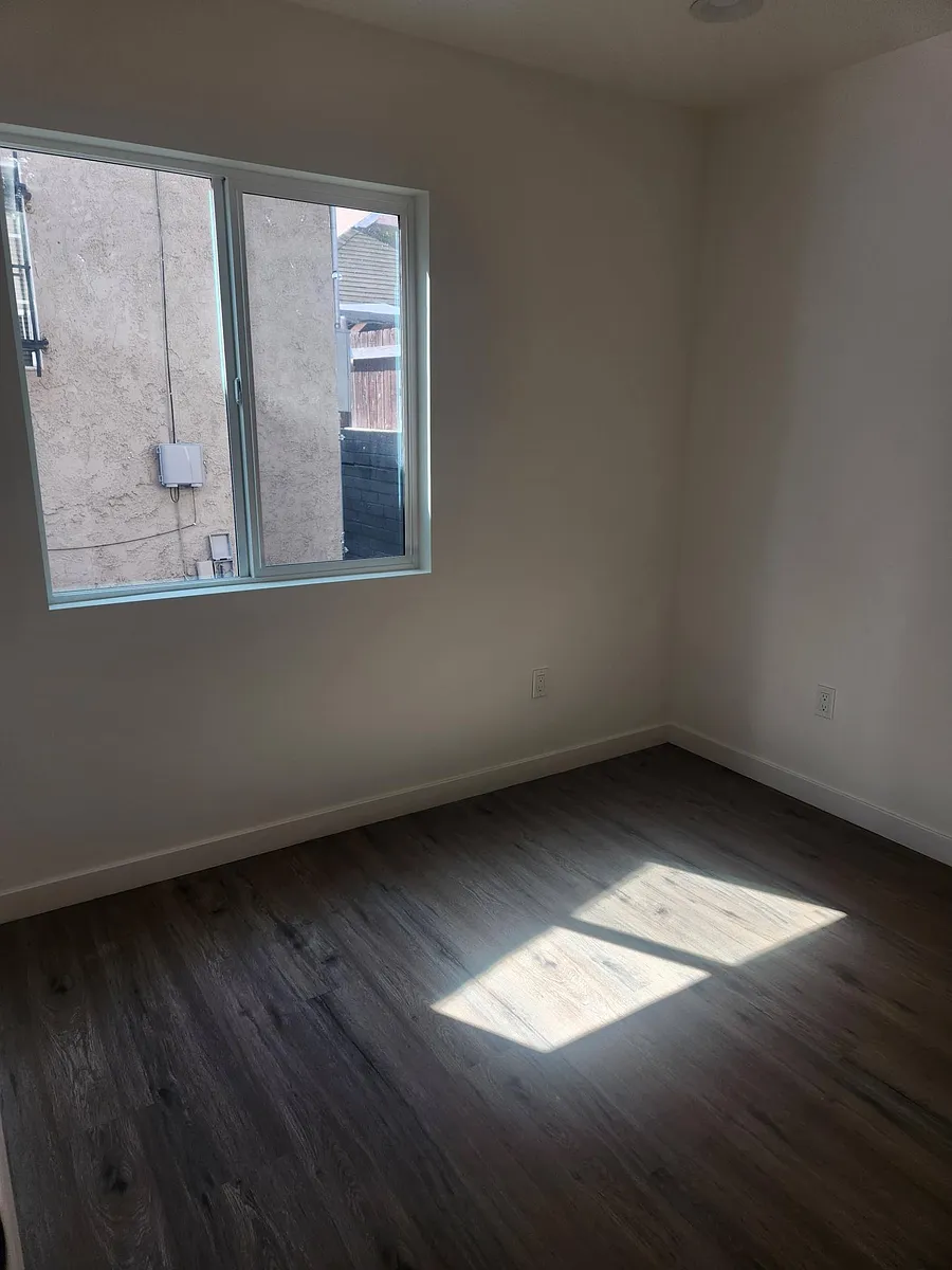 Building Photo - 1539 W 54th St #4