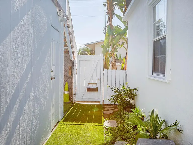 8601 Cadillac Ave #8525-1/2 — Photo 2