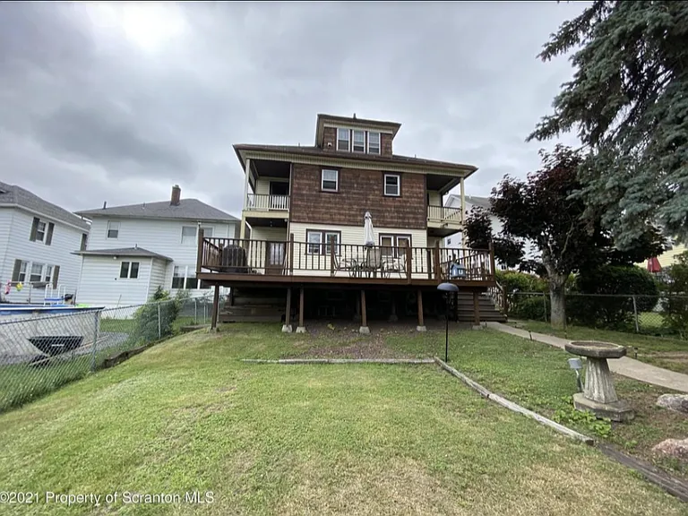 1168 W Elm St — Photo 5