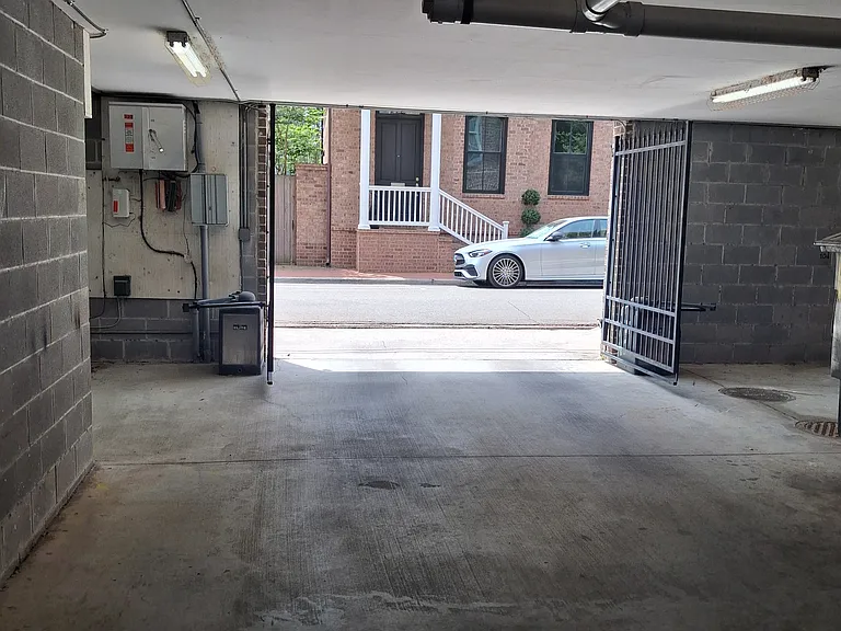 425 E McDonough St — Photo 16