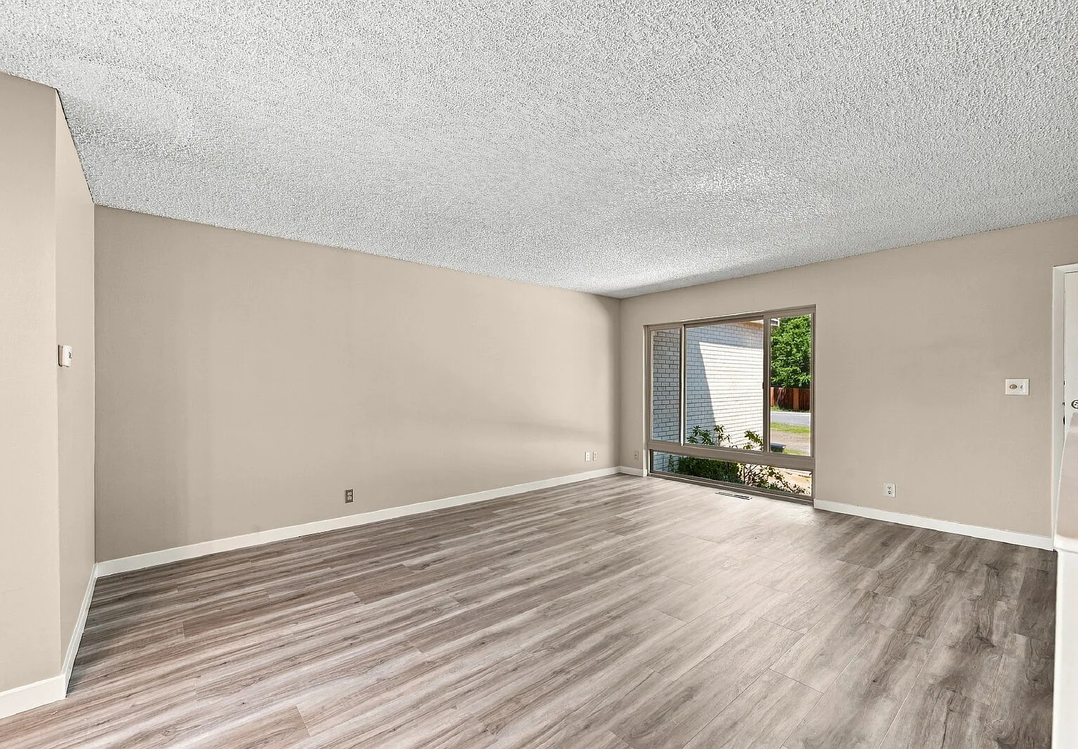 2 bed, 3.0 bath, 1926 sqft, $2,341 — Photo 2