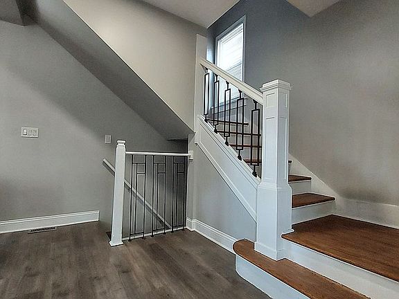2nd image of 903 Drackert St