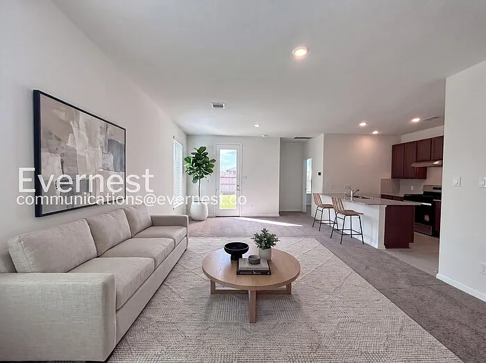 4 bed, 2.0 bath, 2300 sqft, $2,250 — Photo 3