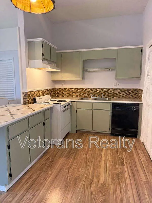 1 bed, 1.0 bath, 650 sqft, $900 — Photo 2