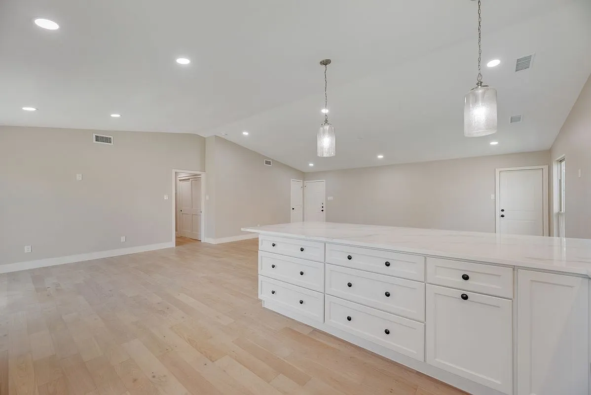 3 bed, 2.0 bath, 2064 sqft, $2,950 — Photo 3