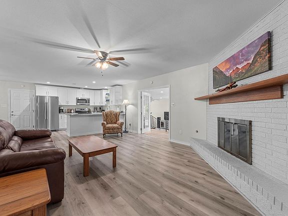 4th image of 209 Summit Dr