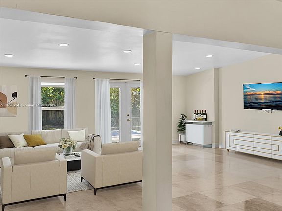 4th image of 2000 N Hibiscus Dr