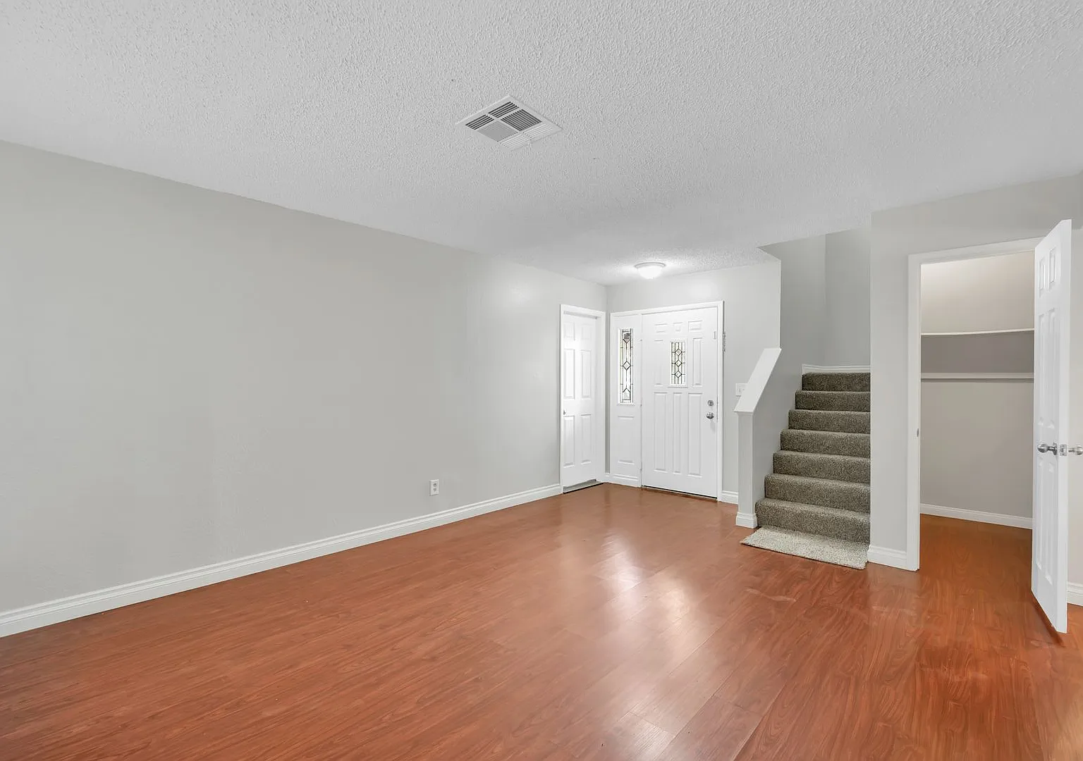 Beautiful 5 bedroom 2.5 bathroom pool home in West Las Vegas! — Photo 3