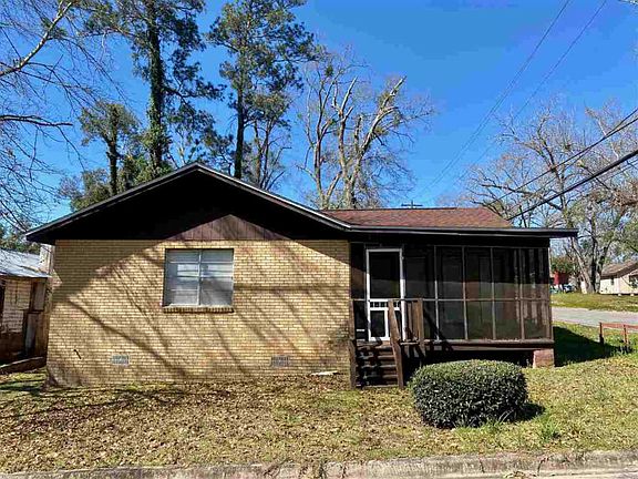 3rd image of 402 SE 1st St
