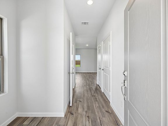 3rd image of 828 Hillcrest Blvd
