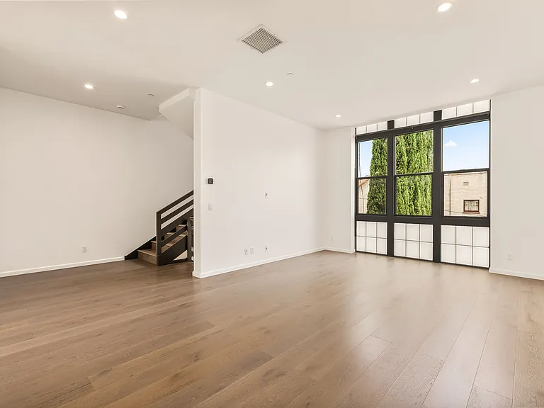 1825 1/2 Alsace Ave — Photo 9
