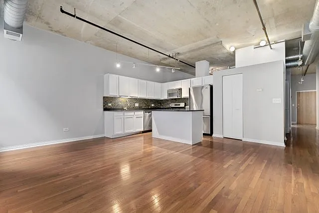 933 W Van Buren St #324 — Photo 1