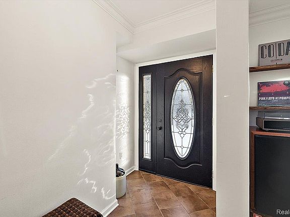 3rd image of 3267 Greentree Rd