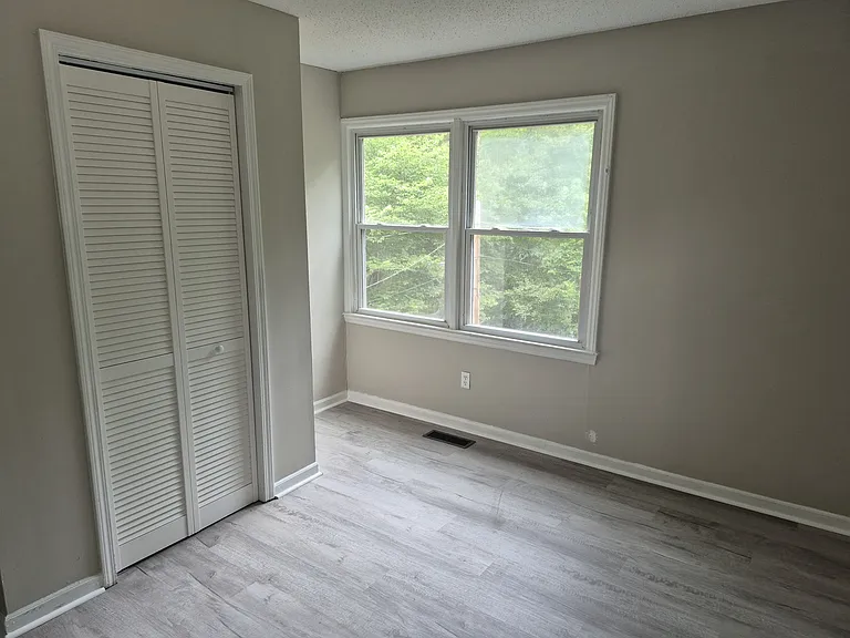 404 Wooddale Dr — Photo 8