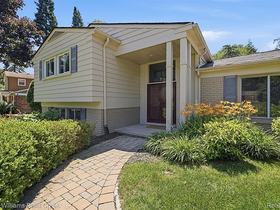 3rd image of 4016 Iverness Ln