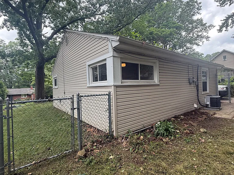 129 The Brooklands Ave — Photo 20