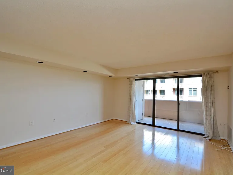 1301 N Courthouse Rd #1512 — Photo 11