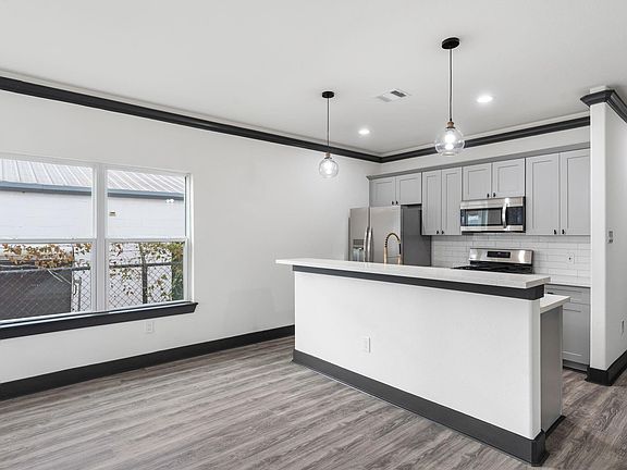 5th image of 913 Panama St