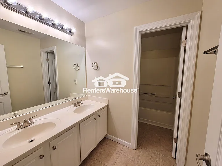 1025 Rowanshyre Cir — Photo 33