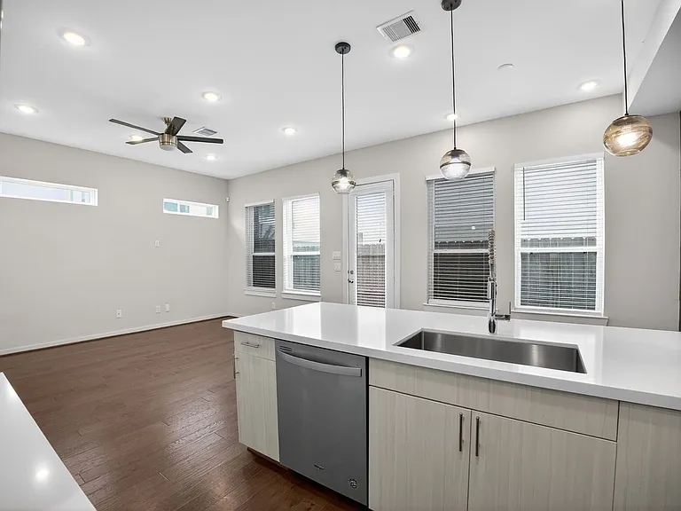 619 Thornton Oaks Ln — Photo 7