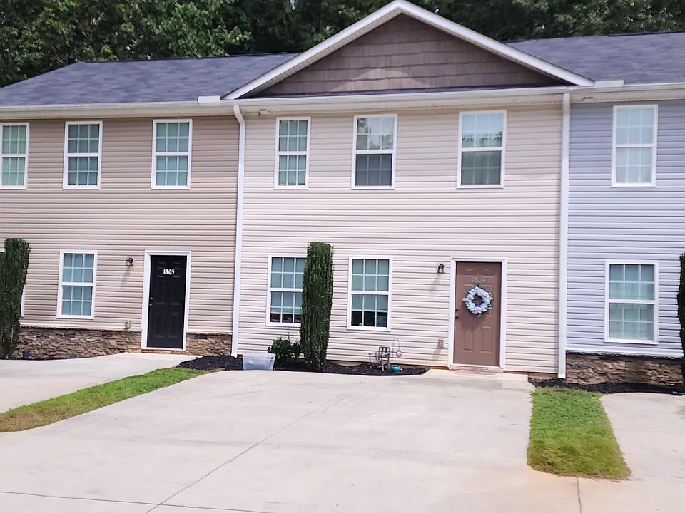 1305 Hyde Park Ln