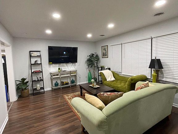 3rd image of 5003 Barnaby Ln