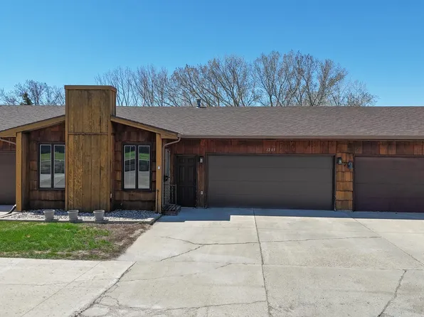 1205 Glacial Dr, Minot, ND 58703
