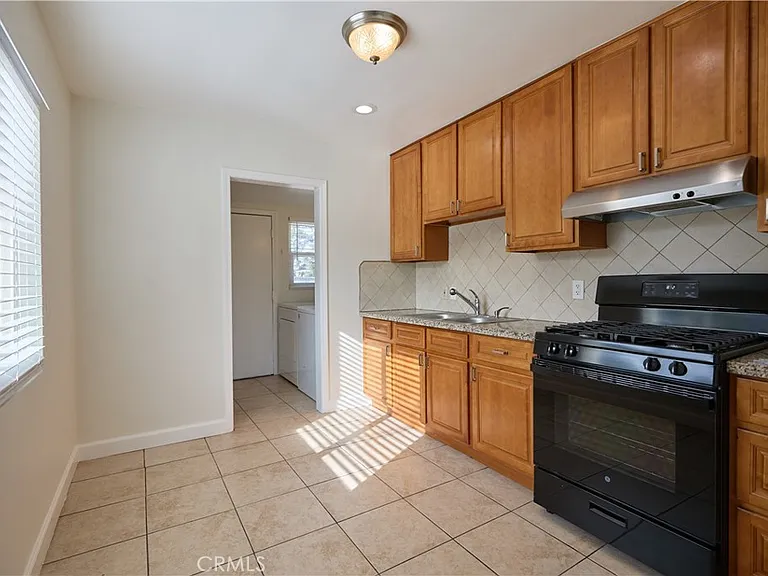 3644 Russell St — Photo 6