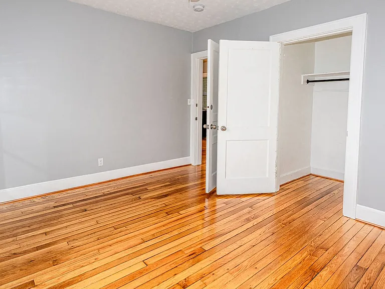 924 Hall St — Photo 30